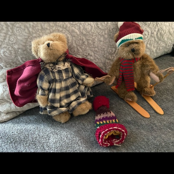 2plush winter bears by Mogul. Removable clothes.Real wood skis/poles.NoSmoking - Picture 4 of 4